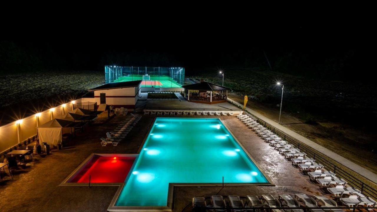 Complex Noblesse Hotel Vaslui Exterior foto